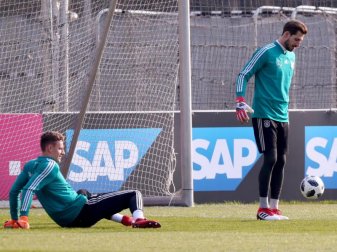 Sollen gegen Brasilien jeweils einen Halbzeit das DFB-Tor hüten: Bernd Leno (l) und Kevin Trapp. Foto: Christian Charisius Sollen gegen Brasilien jeweils einen Halbzeit das DFB-Tor hüten: Bernd Leno (l) und Kevin Trapp. Foto: Christian Charisius