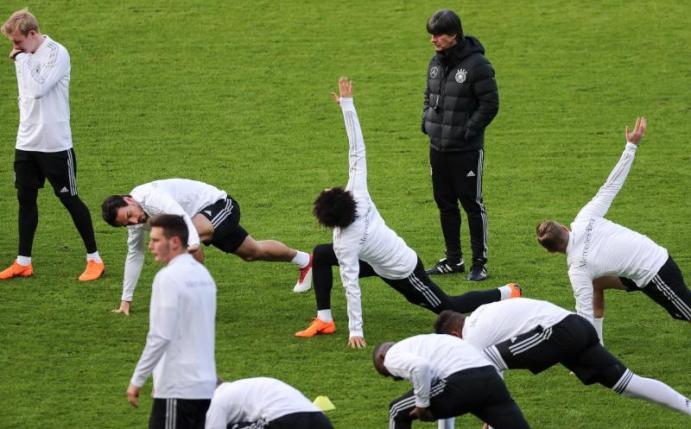 Bundestrainer Joachim Löw (M) leitet das Abschlusstraining des DFB-Teams. Foto: Christian Charisius