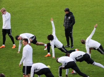Bundestrainer Joachim Löw (M) leitet das Abschlusstraining des DFB-Teams. Foto: Christian Charisius Bundestrainer Joachim Löw (M) leitet das Abschlusstraining des DFB-Teams. Foto: Christian Charisius