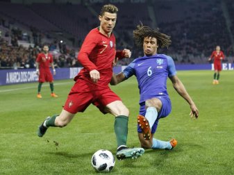 Portugals Cristiano Ronaldo (l) in Aktion gegen Nathan Ake vom niederländischen Team. Foto: Salvatore Di Nolfi/KEYSTONE Portugals Cristiano Ronaldo (l) in Aktion gegen Nathan Ake vom niederländischen Team. Foto: Salvatore Di Nolfi/KEYSTONE