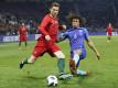 Portugals Cristiano Ronaldo (l) in Aktion gegen Nathan Ake vom niederländischen Team. Foto: Salvatore Di Nolfi/KEYSTONE