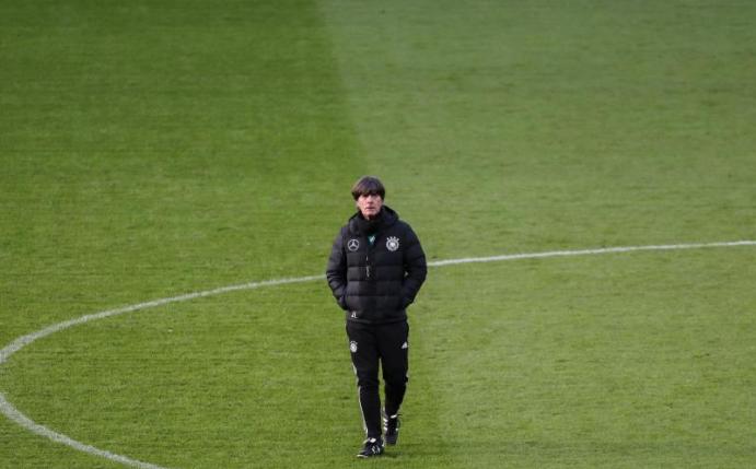 Bundestrainer Joachim Löw testet seine WM-Kandidaten in Berlin gegen Brasilien. Foto: Christian Charisius