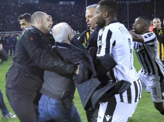 Paok-Boss Iwan Savvidis (2.v.l) stürmte mit einem Revolver bewaffnet beim Spiel gegen AEK Athen auf den Platz. Foto: InTime Sports/AP Paok-Boss Iwan Savvidis (2.v.l) stürmte mit einem Revolver bewaffnet beim Spiel gegen AEK Athen auf den Platz. Foto: InTime Sports/AP