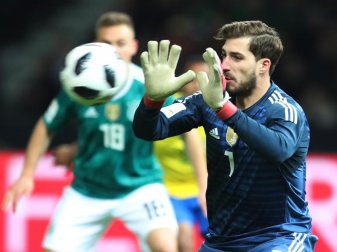 Torwart Kevin Trapp war trotz guter Reflexe beim 0:1 machtlos. Foto: Jan Woitas Torwart Kevin Trapp war trotz guter Reflexe beim 0:1 machtlos. Foto: Jan Woitas