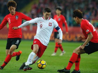Polens Starspieler Robert Lewandowski (M) setzt sich gegen zwei Südkoreaner durch. Foto: Andrzej Grygiel/PAP Polens Starspieler Robert Lewandowski (M) setzt sich gegen zwei Südkoreaner durch. Foto: Andrzej Grygiel/PAP
