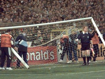 Das umgeknickte Tor im Stadion Santiago Bernabeu sorgte beim Halbfinale der Champions League zwischen Real Madrid und Borussia Dortmund für einen Verzögerung des Anpfiffs von 76 Minuten. Foto: dpa