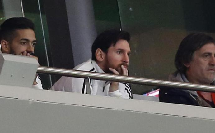 Verfolgte die 1:6-Pleite gegen Spanien von der Tribüne: Argentiniens Superstar Lionel Messi (M). Foto: Paul White