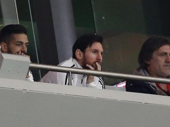 Verfolgte die 1:6-Pleite gegen Spanien von der Tribüne: Argentiniens Superstar Lionel Messi (M). Foto: Paul White Verfolgte die 1:6-Pleite gegen Spanien von der Tribüne: Argentiniens Superstar Lionel Messi (M). Foto: Paul White