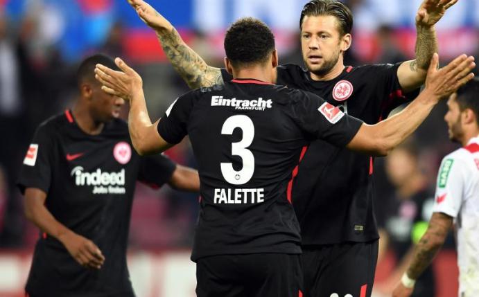 Marco Russ (r.) schwärmt über den Zusammenhalt bei der Frankfurter Eintracht. Foto: Federico Gambarini/Archiv