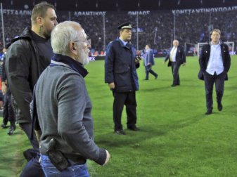 Paok-Saloniki-Besitzer Iwan Savvidis wurde für sein Fehlverhalten hart bestraft. Foto: AP/dpa Paok-Saloniki-Besitzer Iwan Savvidis wurde für sein Fehlverhalten hart bestraft. Foto: AP/dpa