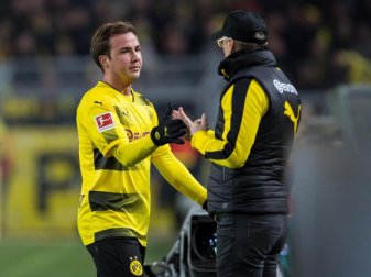 Durfte Weltmeister Mario Götze diese Woche im BVB-Training begrüßen: Trainer Peter Stöger. Foto: Guido Kirchner Durfte Weltmeister Mario Götze diese Woche im BVB-Training begrüßen: Trainer Peter Stöger. Foto: Guido Kirchner