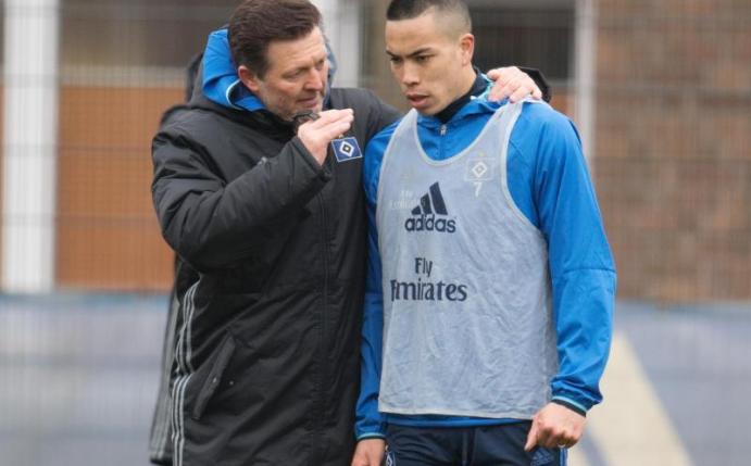 HSV-Coach Christian Titz (l) muss in Stuttgart auf Angreifer Bobby Wood verzichten. Foto: Daniel Reinhardt