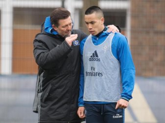 HSV-Coach Christian Titz (l) muss in Stuttgart auf Angreifer Bobby Wood verzichten. Foto: Daniel Reinhardt HSV-Coach Christian Titz (l) muss in Stuttgart auf Angreifer Bobby Wood verzichten. Foto: Daniel Reinhardt