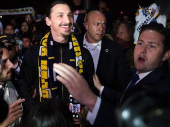 Willkommen: Zlatan Ibrahimovic wird von Galaxy-Fans in Los Angeles empfangen. Foto: Joel Marklund