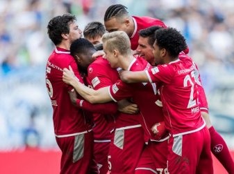 Die FCK-Profis feiern den 5:1-Sieg beim MSV Duisburg. Foto: Marcel Kusch Die FCK-Profis feiern den 5:1-Sieg beim MSV Duisburg. Foto: Marcel Kusch