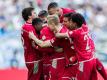 Die FCK-Profis feiern den 5:1-Sieg beim MSV Duisburg. Foto: Marcel Kusch