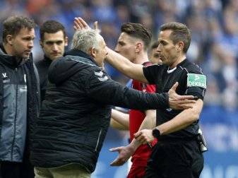 Schiedsrichter Tobias Stieler (r) diskutiert heftig mit Freiburgs Trainer Christian Streich. Foto: Ina Fassbender Schiedsrichter Tobias Stieler (r) diskutiert heftig mit Freiburgs Trainer Christian Streich. Foto: Ina Fassbender