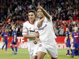 Sevillas Muriel (r) jubelt mit Teamkollege Jesus Navas über seinen Treffer zum 2:0. Am Ende steht es 2:2. Foto: Miguel Morenatti/AP