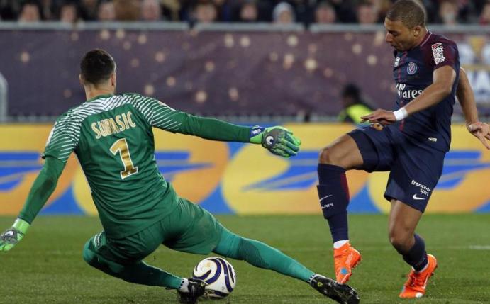 Kylian Mbappe (r) von PSG gegen Torhüter Danijel Subasic vom AS Monaco. Foto: Thibault Camus/AP