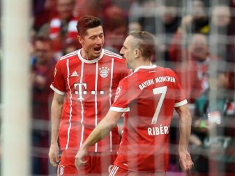 Dreifach-Torschütze Robert Lewandowski (l) feiert mit Franck Ribéry den Kantersieg über den BVB. Foto: Andreas Gebert