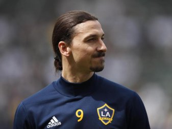 Zlatan Ibrahimovic von den LA Galaxy steht vor dem Spiel auf dem Rasen. Foto: Jae C. Hong/AP Zlatan Ibrahimovic von den LA Galaxy steht vor dem Spiel auf dem Rasen. Foto: Jae C. Hong/AP