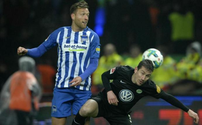 Gab gegen Wolfsburg sein Comeback: Herthas Julian Schieber (l). Foto: Jan Kuppert