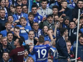 Bad in der Menge: Schalkes Guido Burgstaller (M) feiert nach dem Sieg über Freiburg mit den Fans. Foto: Ina Fassbender