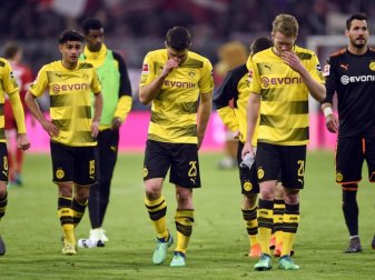 Nach der 0:6-Packung beim FC Bayern schleichen die Spieler von Borussia Dortmund enttäuscht vom Platz. Foto: Andreas Gebert