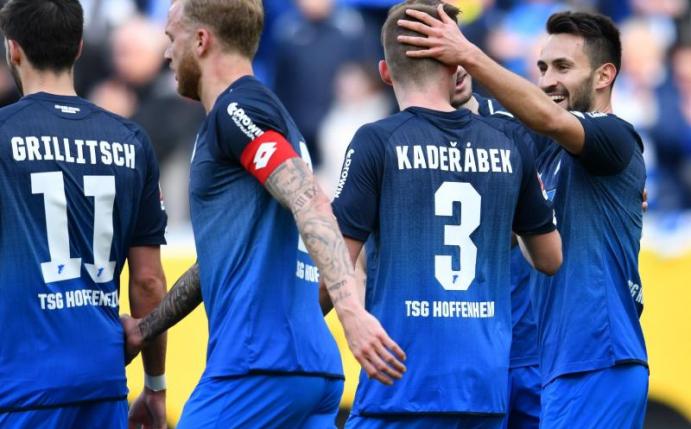 Geschafft: Die Hoffenheimer Spieler freuen sich nach dem 6:0-Erfolg gegen Köln über den höchsten Bundesliga-Sieg der Kraichgauer. Foto: Uwe Anspach