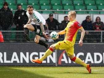 Roberto Hilbert (l.) im Zweikampf mit Pedersen (r.) Roberto Hilbert (l.) im Zweikampf mit Pedersen (r.)