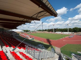 Blick über die Westtribüne auf das Steigerwaldstadion. Der FC Rot-Weiß Erfurt steht als erster Absteiger fest. Foto: Sebastian Kahnert Blick über die Westtribüne auf das Steigerwaldstadion. Der FC Rot-Weiß Erfurt steht als erster Absteiger fest. Foto: Sebastian Kahnert