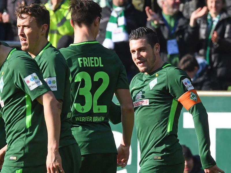 Werders Zlatko Junuzovic (r) freut sich mit Marco Friedel (m) und Max Kruse (l) über sein Tor zum 2:1. Foto: Carmen Jaspersen