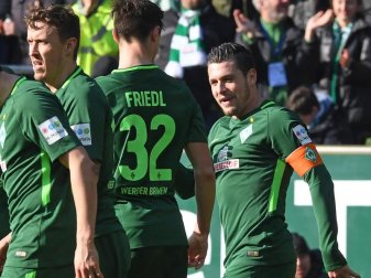Werders Zlatko Junuzovic (r) freut sich mit Marco Friedel (m) und Max Kruse (l) über sein Tor zum 2:1. Foto: Carmen Jaspersen Werders Zlatko Junuzovic (r) freut sich mit Marco Friedel (m) und Max Kruse (l) über sein Tor zum 2:1. Foto: Carmen Jaspersen