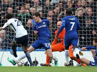 Tottenhams Dele Alli (l) macht trotz aller Bemühungen der Chelsea Defensive das Tor zum 3:1. Foto: Steven Paston/PA Wire Tottenhams Dele Alli (l) macht trotz aller Bemühungen der Chelsea Defensive das Tor zum 3:1. Foto: Steven Paston/PA Wire
