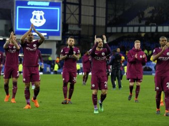 Ein gewohntes Bild: Die Spieler von Manchester City bedanken sich nach der Partie bei den Fans. Foto: Rui Vieira/AP Ein gewohntes Bild: Die Spieler von Manchester City bedanken sich nach der Partie bei den Fans. Foto: Rui Vieira/AP