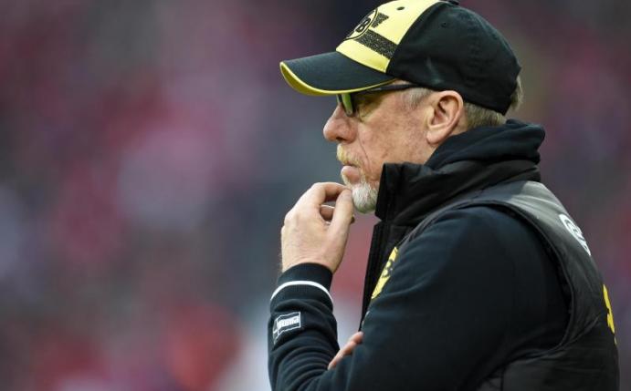 Auch die Rolle von Trainer Peter Stöger wird beim BVB hinterfragt. Foto: Andreas Gebert