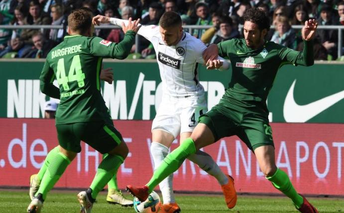 Frankfurts Ante Rebic (M) verletzte sich gegen Werder Bremen an der Wade. Foto: Carmen Jaspersen