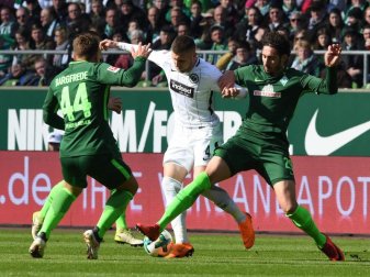 Frankfurts Ante Rebic (M) verletzte sich gegen Werder Bremen an der Wade. Foto: Carmen Jaspersen Frankfurts Ante Rebic (M) verletzte sich gegen Werder Bremen an der Wade. Foto: Carmen Jaspersen