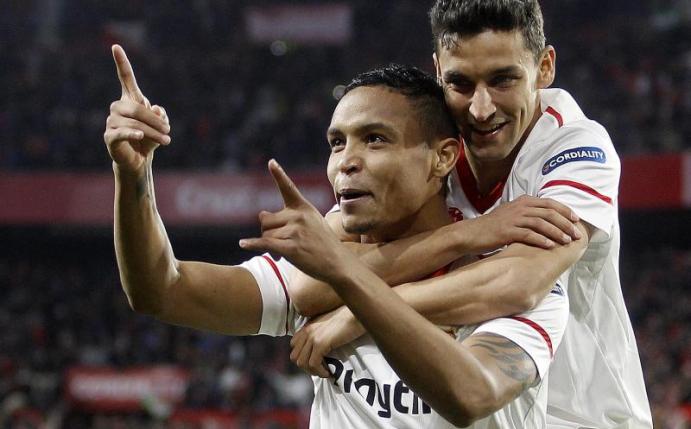 Sevillas Luis Muriel (l) und Jesus Navas jubeln über einen Treffer gegen den FC Barcelona. Foto: Miguel Morenatti/AP