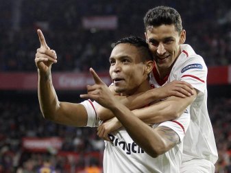 Sevillas Luis Muriel (l) und Jesus Navas jubeln über einen Treffer gegen den FC Barcelona. Foto: Miguel Morenatti/AP Sevillas Luis Muriel (l) und Jesus Navas jubeln über einen Treffer gegen den FC Barcelona. Foto: Miguel Morenatti/AP