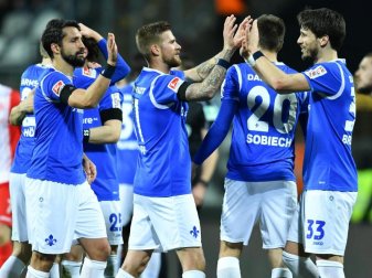 Die Darmstädter freuen sich über den Sieg gegen Fortuna Düsseldorf. Foto: Uwe Anspach