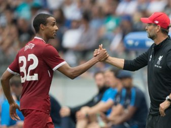 Joel Matip (l) wird von Liverpools Trainer Jüren Klopp ausgewechselt. Foto: Sören Stache