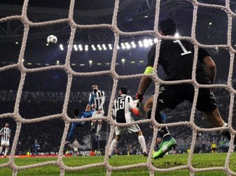 Cristiano Ronaldo traf per spektakulärem Fallrückzieher. Foto: Alberto Lingria/XinHua Cristiano Ronaldo traf per spektakulärem Fallrückzieher. Foto: Alberto Lingria/XinHua