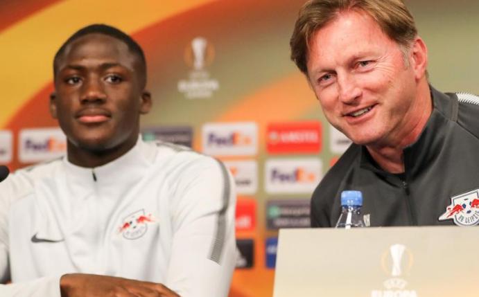 Leipzigs Trainer Ralph Hasenhüttel will mit den Franzosen Ibrahima Konaté (l) und Dayot Upamecano die Abwehr verstärken. Foto: Jan Woitas