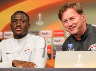 Leipzigs Trainer Ralph Hasenhüttel will mit den Franzosen Ibrahima Konaté (l) und Dayot Upamecano die Abwehr verstärken. Foto: Jan Woitas Leipzigs Trainer Ralph Hasenhüttel will mit den Franzosen Ibrahima Konaté (l) und Dayot Upamecano die Abwehr verstärken. Foto: Jan Woitas