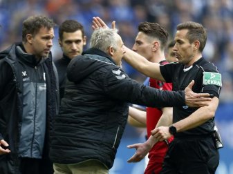 Freiburgs Trainer Christian Streich beschwerte sich vehement bei Schiedsrichter Tobias Stieler. Foto: Ina Fassbender Freiburgs Trainer Christian Streich beschwerte sich vehement bei Schiedsrichter Tobias Stieler. Foto: Ina Fassbender