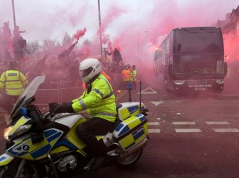 Der Bus von Manchester City auf dem Weg zum Stadion Der Bus von Manchester City auf dem Weg zum Stadion