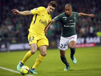 Thomas Meunier (l) von PSG kämpft mit Saint-Etiennes Kevin Monnet-Paquet um den Ball. Foto: Laurent Cipriani/AP