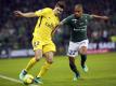 Thomas Meunier (l) von PSG kämpft mit Saint-Etiennes Kevin Monnet-Paquet um den Ball. Foto: Laurent Cipriani/AP