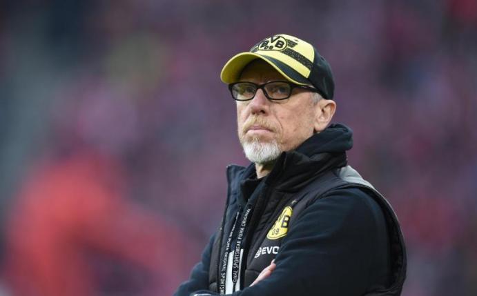 Hat mit seinem Team das 0:6 in München im Rücken: BVB-Coach Peter Stöger. Foto: Andreas Gebert